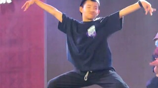 There were so many people in the audience and the teacher actually asked me to dance waacking! Shock