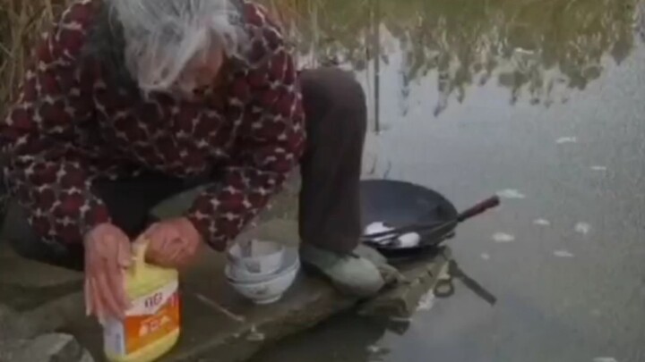 Auntie, are you washing the river or washing dishes?