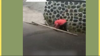 Seorang pria paruh baya, berhasil diselamatkan warga setelah sebelumnya hampir terseret arus banjir