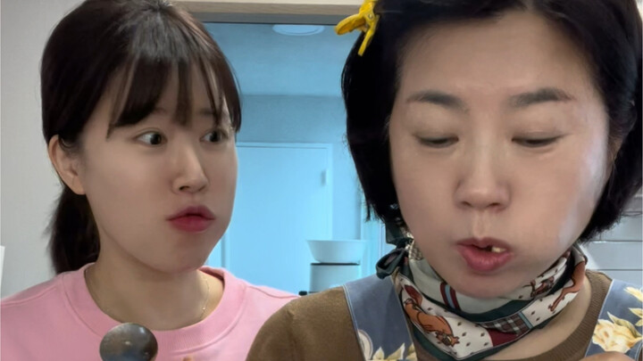 Người Hàn lần đầu làm món thịt bò cuộn trứng cho mẹ!