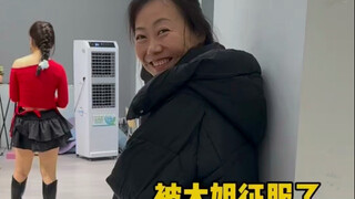 50岁安徽大姐逆袭舞之蹈‬路，很多人都年说‬龄大可了‬以学舞习‬蹈吗？一来起‬看看大姐的改变吧，学舞蹈分不‬年龄，行动起你来‬就是下一个！