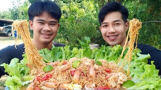 ยำมาม่าเผ็ดคนโสด!! กุ้งสะดุ้งตัวใหญ่ๆ แซ่บๆด้วยกันครับ.