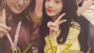 Ju Jingyi berfoto dengan penggemar lima tahun lalu