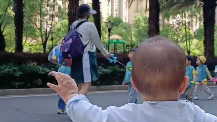 เบบี๋ตัวน้อยเจอพี่ๆ กลุ่มเด็กเรียนพิเศษเข้าให้ ตื่นเต้นจนลุกขึ้นยืน กระโดดโลดเต้นด้วยความดีใจ! ทั้งห