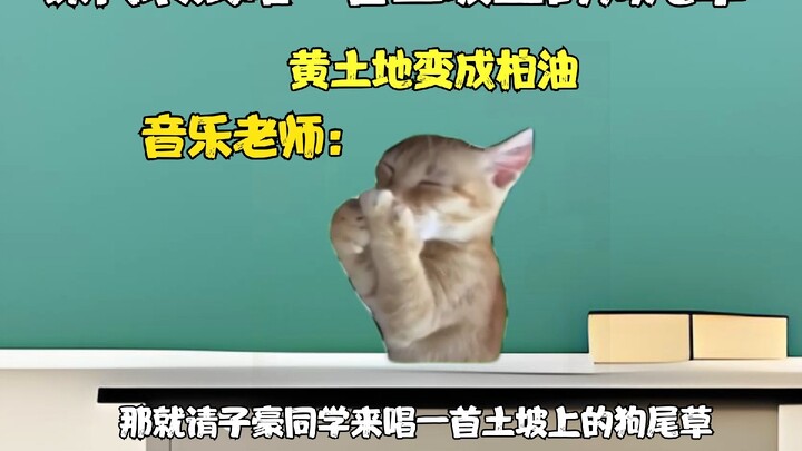 Perwakilan kelas menyanyikan lagu tentang rumput ekor anjing di lereng tanah.