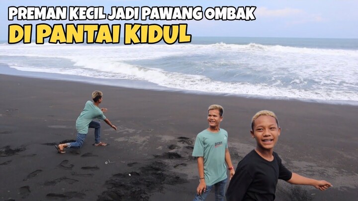 Jadi Pawang Ombak Di Pantai Kidul Parangtritis!