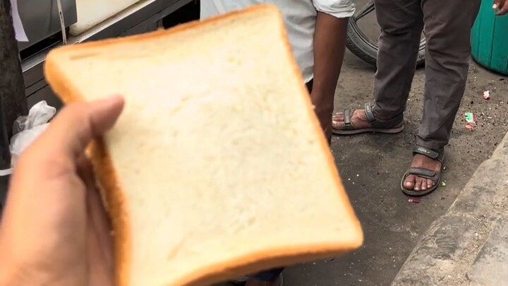 Người bán hàng quái gỡ, một mẩu bánh mì mà hét giá tôi 130 rupee