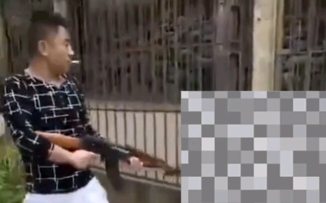 Gì thế? Một người đàn ông Trung Quốc dùng súng bắn chết một con gấu.