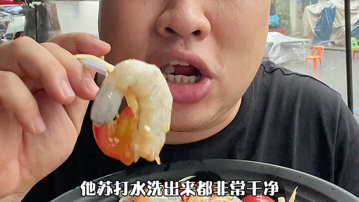 Thailand’s Beloved Dish: Crisp Green Papaya Salad with Fresh Shrimp—Tangy, Spicy, Sweet—One Bite and