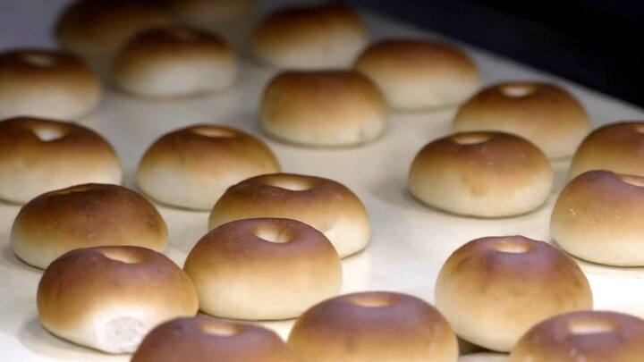 [The Production Process of the Original Red Bean Bread at the Founding Store] When it comes to red b