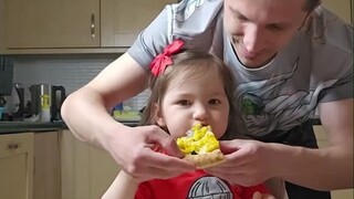 爸爸给2岁女儿做饭，他觉得自己已经尽力了，但还是想问问网友：这样一顿饭真的很差吗？