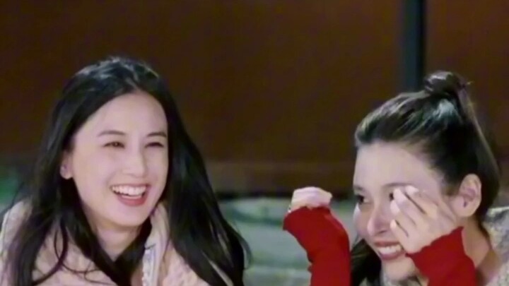Hai cô gái xinh đẹp dường như đang ở một lớp hình khác, tham gia một chương trình khác