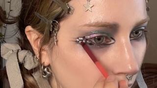 Trang điểm mắt họa tiết chim bồ câu