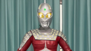 มีการแสดงเคสหนัง Ultraseven ที่ไม่มีหูของ Leo จากตอนที่ 1