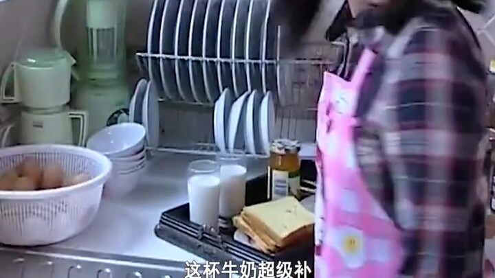 Nhân lúc bà chủ vắng nhà, cô giúp việc lén đến phòng ông chủ giữa đêm để rủ ông uống rượu! Phim kinh