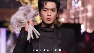 Laugh and get rich!!! Zhang Ruoyun's catwalk props fell, Yang Mi picked them up and threw them into 