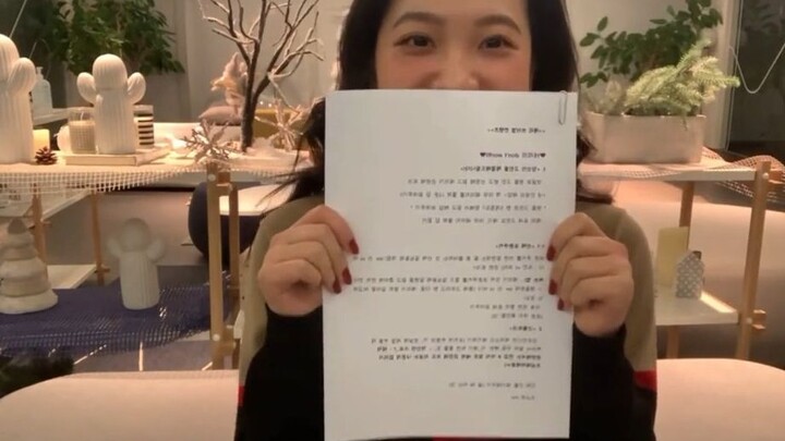 【Red Velvet】เพราะไม่ได้ไลฟ์ Vlive มานาน ผู้จัดการเลยเตรียมสคริปต์มาให้เยออรีเพียบ