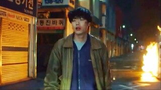 หลังจากที่ได้เห็นอุบัติเหตุของพ่อ ชายหนุ่มก็แก้แค้นอย่างไม่เกรงกลัว