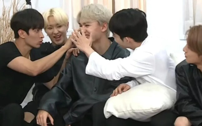 【SEVENTEEN】Vernon đúng là một em bé, được chăm sóc liên tục suốt 10 phút