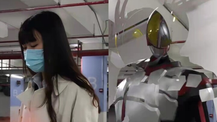 [Kamen Rider Faiz] มีหญิงสาวลองใช้เคสหนัง Kamen Rider Faiz เป็นครั้งแรก