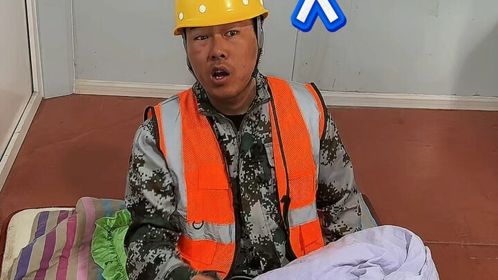 Berbagai orang datang ke departemen proyek untuk meminta uang