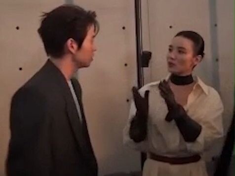 Ngakak, siapa bilang ketemu orang kenal di pekan mode sama sekali nggak bisa nge‑*pose* hahaha!