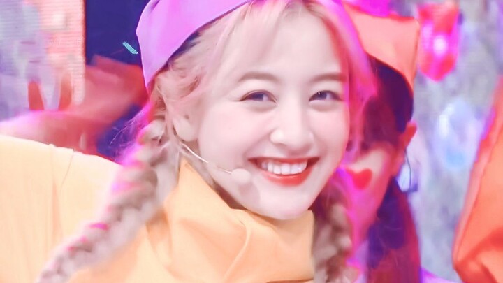 คนแคระที่น่ารักที่สุดในประวัติศาสตร์ ถ้าไม่น่ารัก ฉันแพ้ [Park Ji-hyo ช็อตตรง] 200626 Music Bank Spe