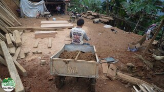 Nhà cô dâu 15 tuổi trên đỉnh Chống Chơ thợ bắt đầu làm, vợ chồng tích cực chở đất cùng quả xe 3 bánh