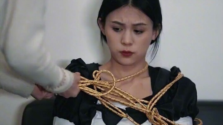 Ông trùm yêu phải cô hầu gái nhỏ, mất ngủ vì mùi hôi nách mà tìm cách chuộc lỗi. Cô nàng “trà xanh” 