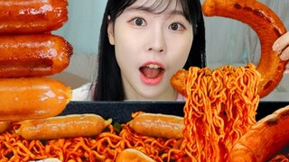 【SULGI】ปิดท้ายสัปดาห์นี้ด้วยบะหมี่ไก่งวงผัดต้นหอมและไส้กรอกชุ่มฉ่ำ~