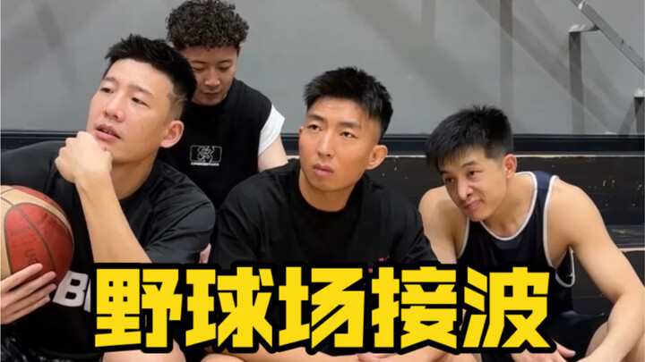 هل تعلّمت طريقة التقاط الكرة في ملعب البيسبول؟