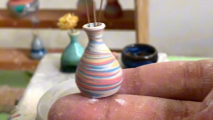 Gerabah ujung jari, proses pembuatan hiasan vas mini warna-warni