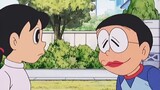 Doraemon: Nobita memuji kefasihannya dengan mengaplikasikan lipstik, namun ibunya salah mengaplikasi