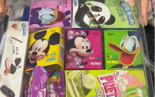 ฉันก็จะได้รับกล่องของขวัญขนมแบบนี้ด้วยใช่ไหมนะ~ ขอบคุณพี่ๆ ล่วงหน้าเลย!!