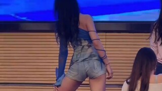 【Qiongtai Normal University】: Being in the center position really makes a difference