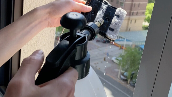 Let's practice cleaning windows at home during the May Day holiday!