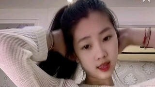 Two beautiful girls are dancing—whom do you favor more? Let's see in the comments!