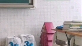 When a 16-year-old high school boy tried to cosplay and dance the otaku dance "Loveit" in class for 