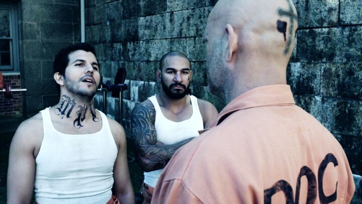 The gangster provokes newcomers, but doesn't know the new prisoner with a cross on the back of his h