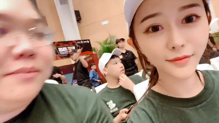 PDD uses the team-building event as an excuse to hit on cute girls—such a pervert!