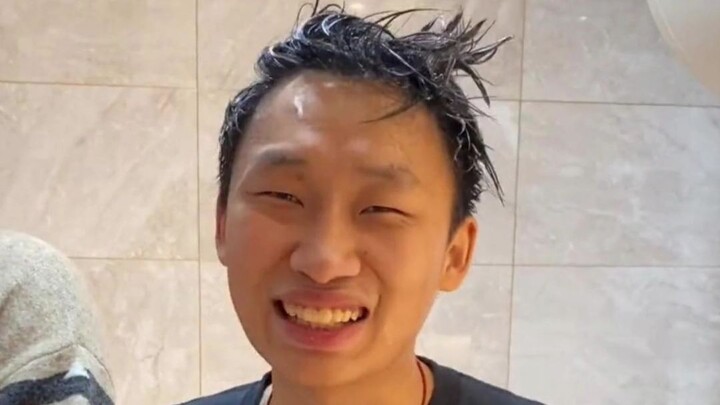 พอเพื่อนร่วมห้องเอาอันนี้มาใช้เป็นแชมพู ก็เกิดเรื่องน่าอายขึ้น แต่ตอนจบกลับฮาจนทุกคนหัวเราะลั่น!