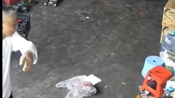 Mengambil dengan cepat, pergi dengan tegas