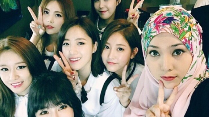 Korea's top group T-ara. A legendary iconic moment: as the "BGN" intro kicks in, the entire crowd si