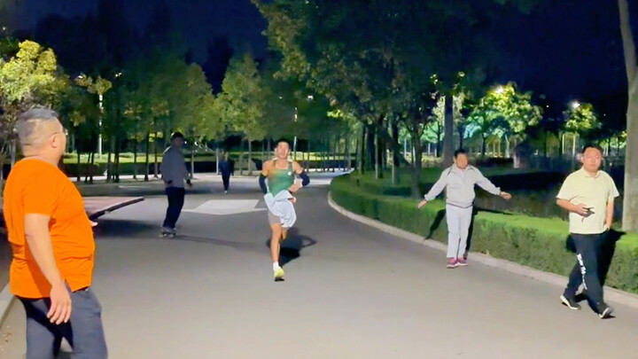 I ran 25km in the evening, with an average pace of 3 minutes and 29 seconds. I ran into a group of s