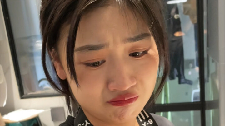 Con gái khi ở một mình thì mạnh mẽ lắm, nhưng chỉ cần được an ủi là lại không kìm nổi đâu.