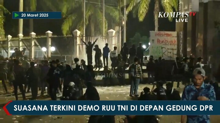 BREAKING NEWS - Suasana Terkini Demo RUU TNI di Depan Gedung DPR-1hVcT2L7AAk
