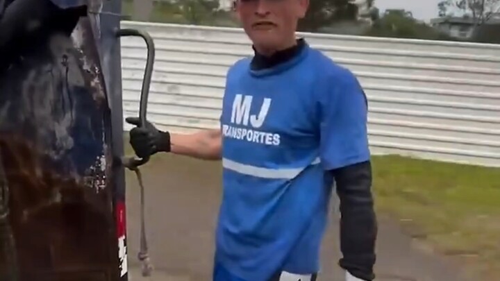 【บันเทิง】เก็บขยะสไตล์พาร์คัวร์ แค่หนักขาหน่อย 😂