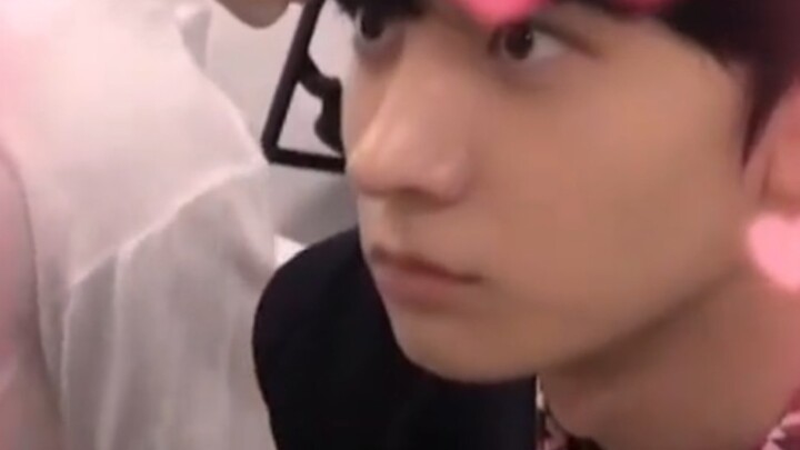 Xicheng: Is this chili oil? How do I open it? I don’t know Japanese. At that moment, Nizi felt he’d 