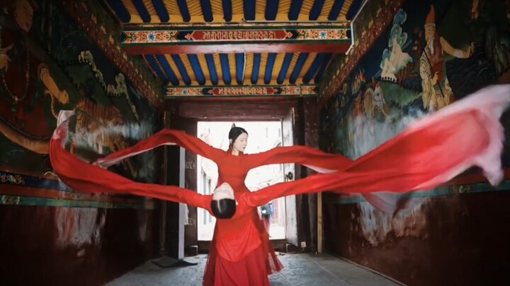 Mengulas kostum tarian lengan air yang meledak di seluruh internet, sejak muncul suasana langsung te