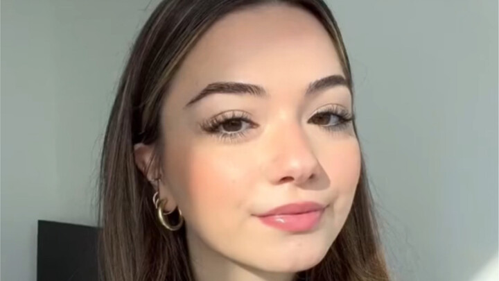 Dưới điều kiện ánh sáng tốt, làn da trông rất đẹp, nhưng thực tế thì không phải vậy đâu nhé.